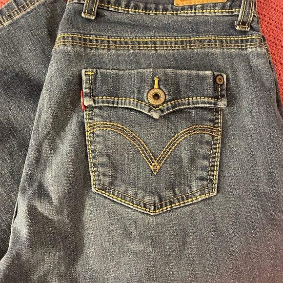 Woman’s Levis Capris - Picture 4 of 5